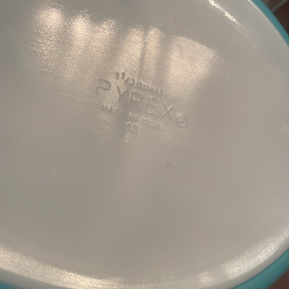 Vintage Pyrex White on Turquoise Snowflake 1 1/2 qt Divided Casserole Dish - Picture 2 of 10